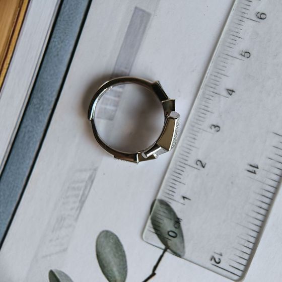 Silver ring with phianites, semallu