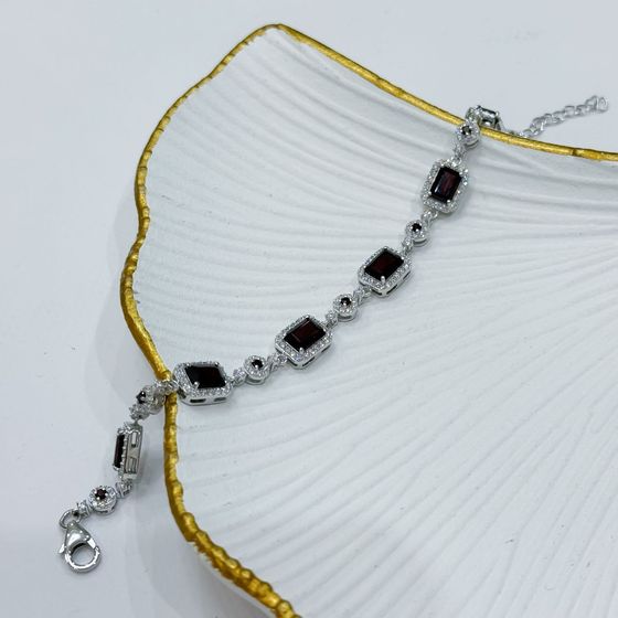 Silver bracelet with a 10.6-carat garnet