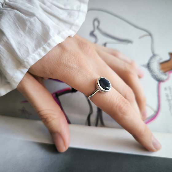 Silver ring with sapphire 2.963ct