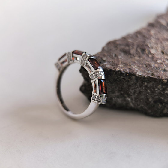 Серебряное кольцо с гранатом 2.3ct