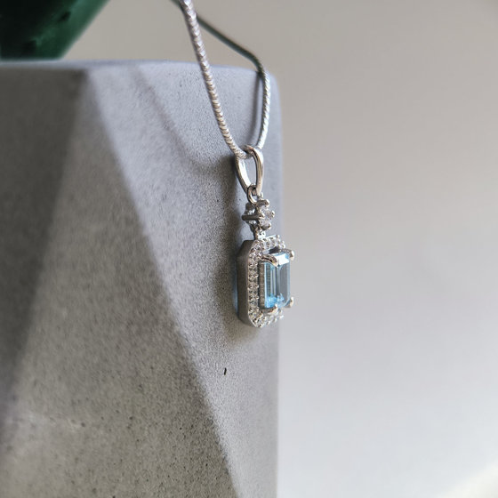 Серебряная подвеска с топазом 1.768ct, фианитами