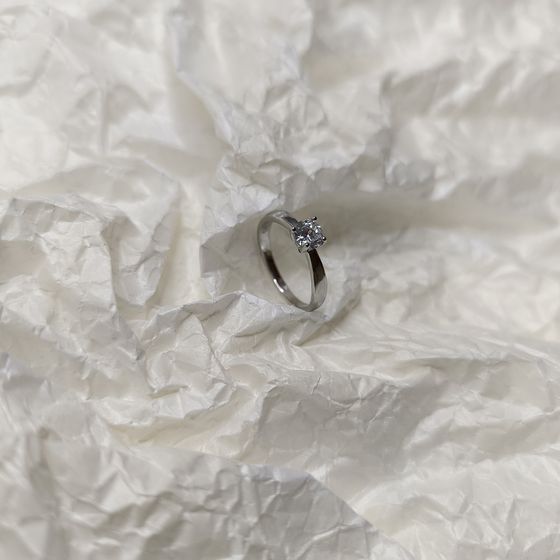 Срібна каблучка з фіанітами