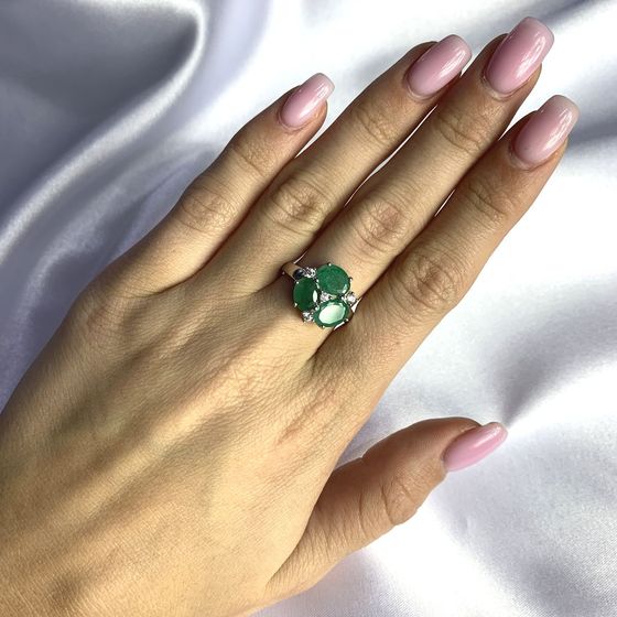 Silver ring with a 3.236-carat emerald
