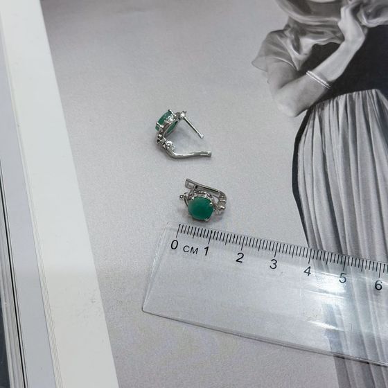 Silver earrings with a 3.308-carat emerald