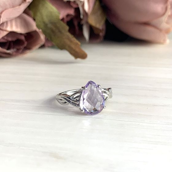 Silver ring with a 3.133-carat amethyst