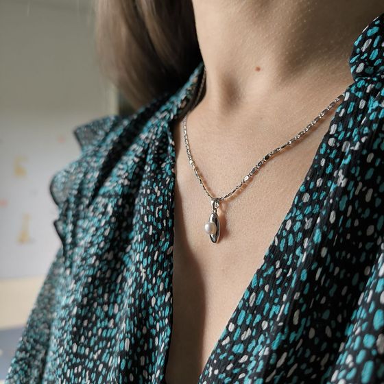 Silver pendant with pearls
