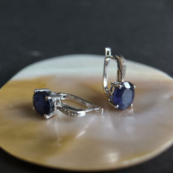 Срібні сережки з сапфіром 6,528 карата та фіанітами