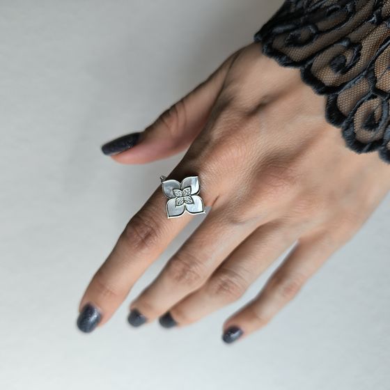 Silver ring with mother-of-pearl, phyanites