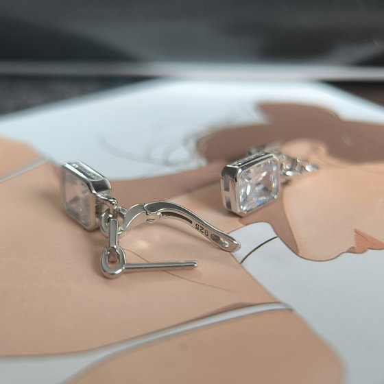 Срібні сережки з фіанітами