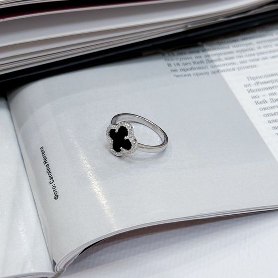 Срібна каблучка з оніксом, фіанітами