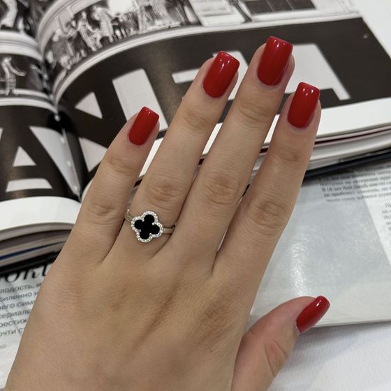 Срібна каблучка з оніксом, фіанітами