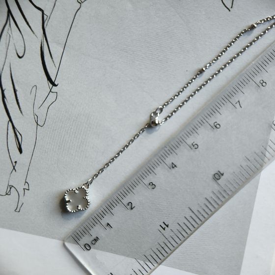 Silver necklace with mother-of-pearl