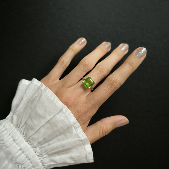 Серебряное кольцо с хризолітом 4.252ct