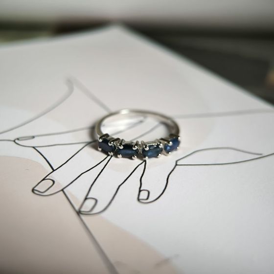 Срібна каблучка з сапфіром