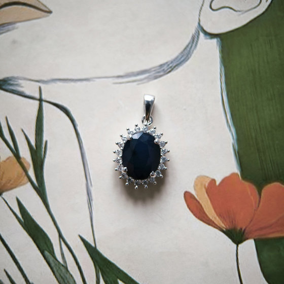 Срібна підвіска з сапфіром 3,599 карата, фіанітами