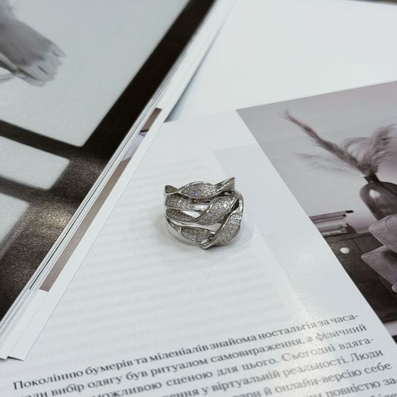 Срібна каблучка з фіанітами, емаллю