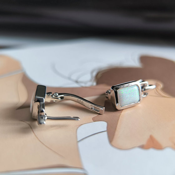 Silver earrings with 1ct opal