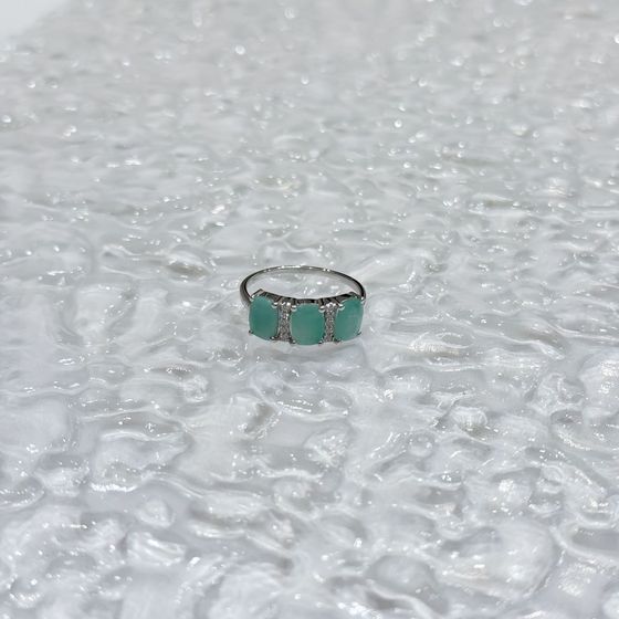 Срібна каблучка зі смарагдом, фіанітами