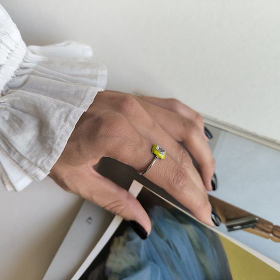 Срібна каблучка з фіанітами, емаллю