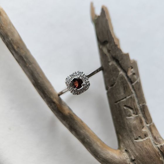 Срібна каблучка з гранатом 0.408ct, фіанітами
