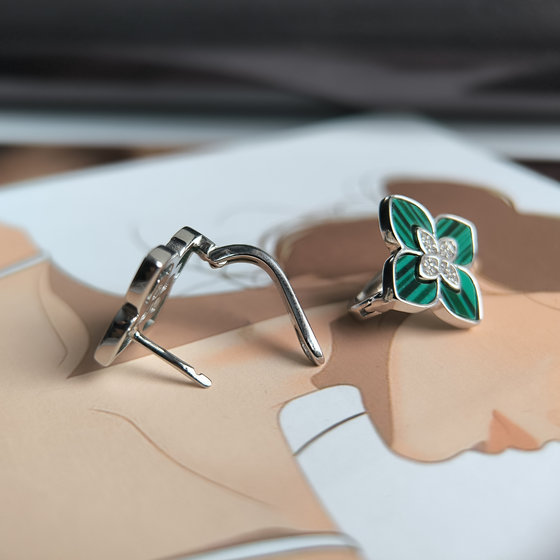 Срібні сережки з малахітом, фіанітами