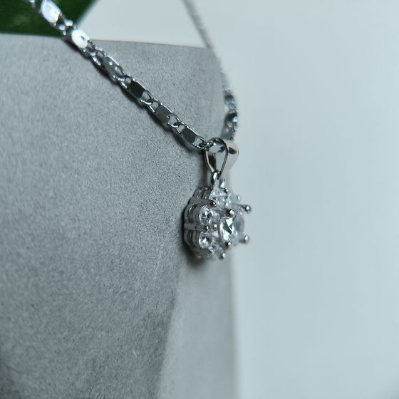 Срібна підвіска з фіанітами