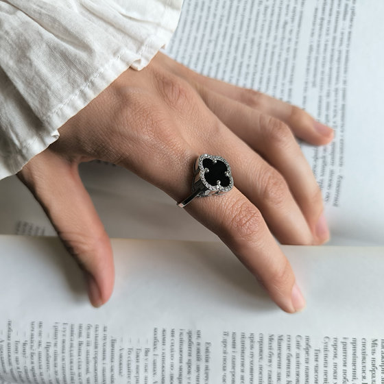 Серебряное кольцо с ониксом, фианитами