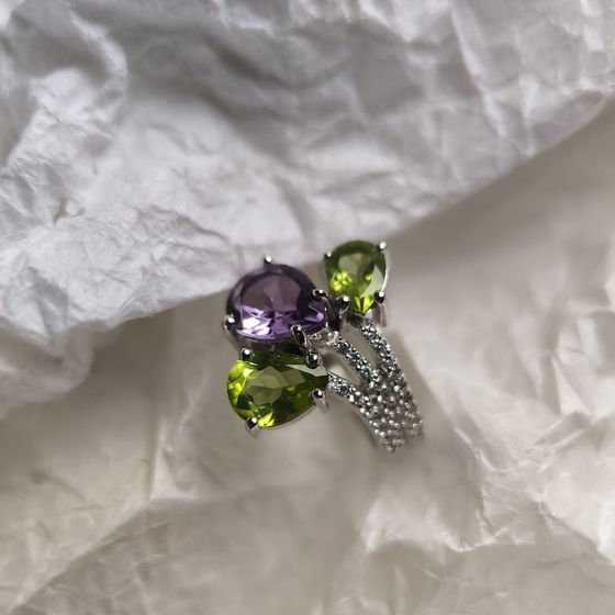 Серебряное кольцо с аметистом, хризолітом