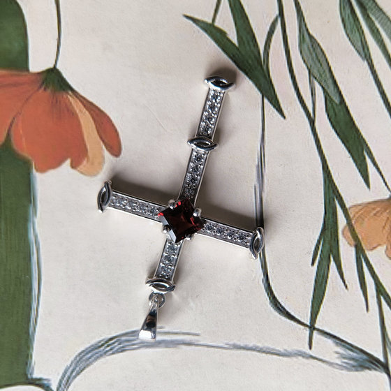 Срібний хрестик з гранатом 1,37 карата, фіанітами