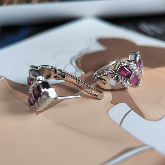 Срібні сережки з рубіном 6.107ct, фіанітами