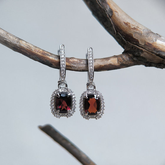 Срібні сережки з гранатом 4.007ct