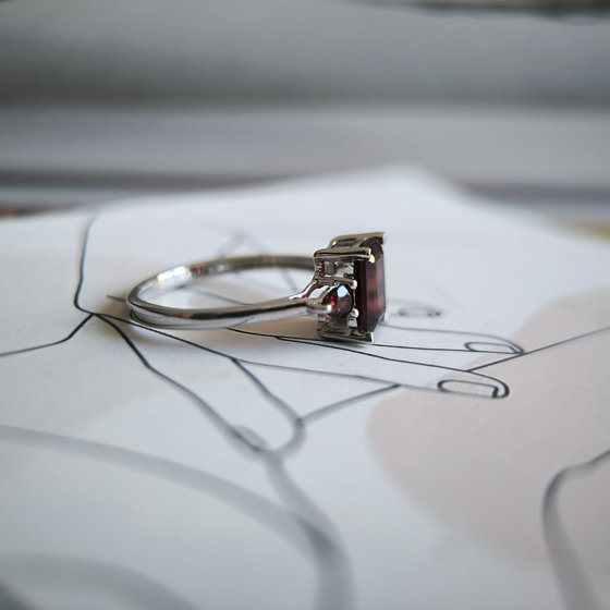 Срібне кільце з гранатом 2,425 карата