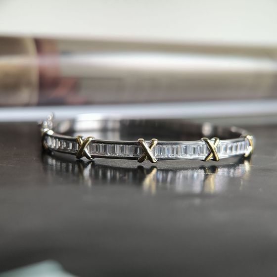 Silver bracelet with phianites