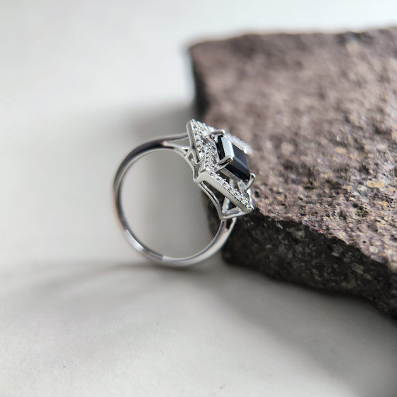 Срібне кільце з сапфіром 1.755ct, фіанітами