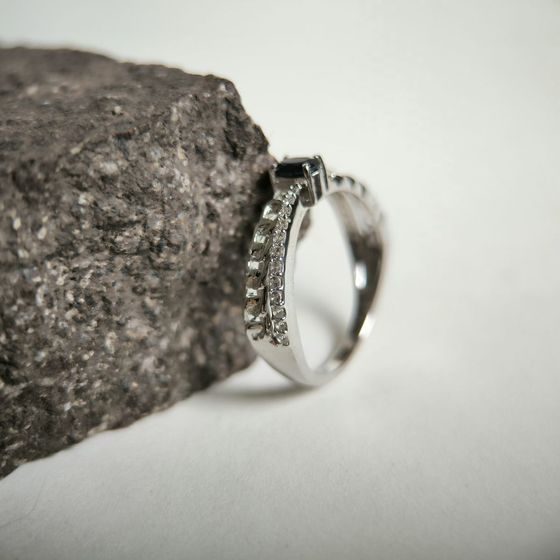 Срібна каблучка з сапфіром 0.66ct, фіанітами