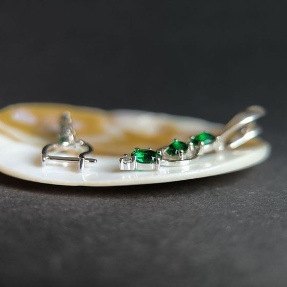 Серебряные серьги с изумрудом nano