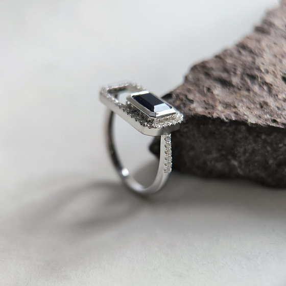 Silver ring with 1.735ct sapphire and cubic zirconia