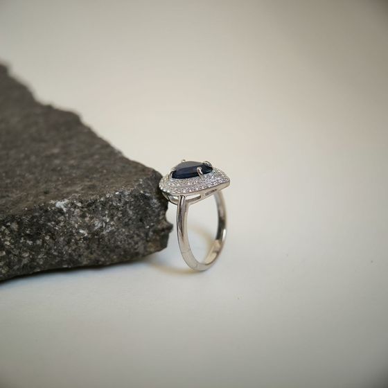 Серебряное кольцо с сапфиром 2.963ct, фианитами
