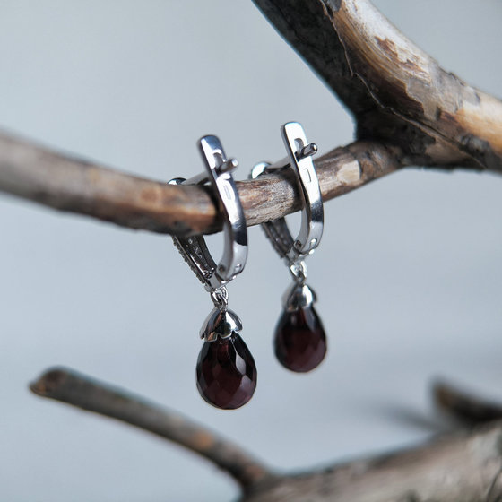 Silver earrings with garnet 11.003ct