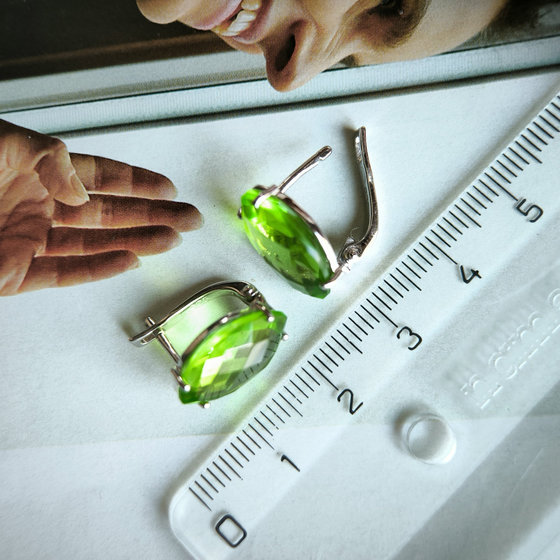 Серебряные серьги с хризолітом 9.726ct