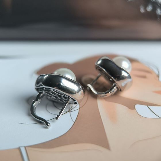 Silver earrings with pearls