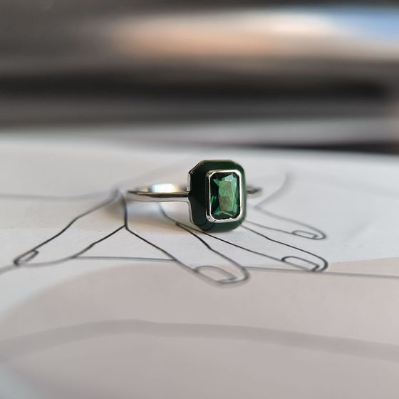 Срібна каблучка з фіанітами, емаллю