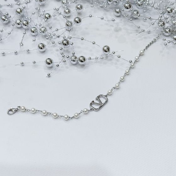 Silver bracelet with pearls