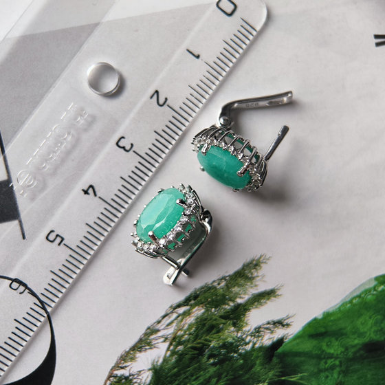 Срібні сережки зі смарагдом 5,635 карата та фіанітами