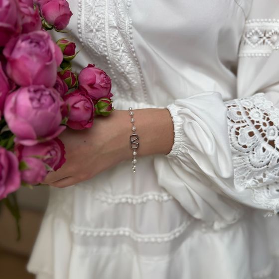 Silver bracelet with pearls