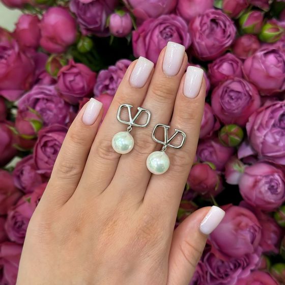 Silver earrings with pearls