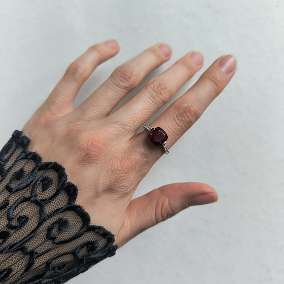 Срібне кільце з гранатом nano, фіанітами