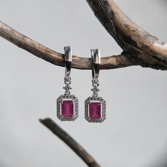 Срібні сережки з рубіном 3.754ct, фіанітами
