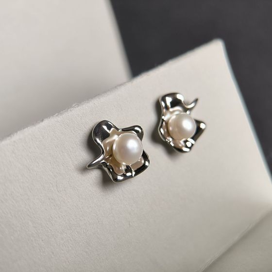 Срібні сережки з перлами