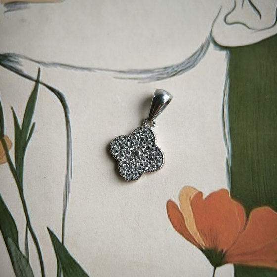 Silver pendant with cubic zirconia